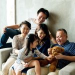 楽しそうに笑っている家族