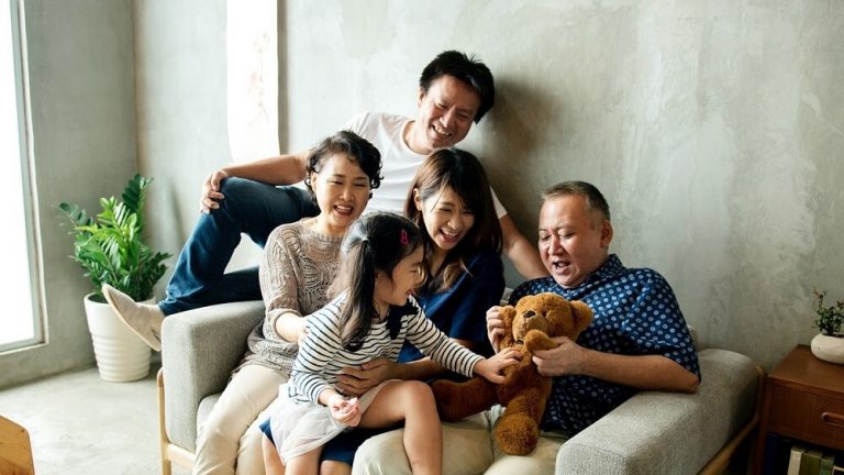 楽しそうに笑っている家族