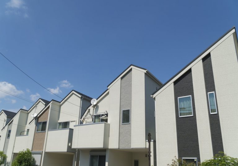 立ち並ぶ狭小住宅