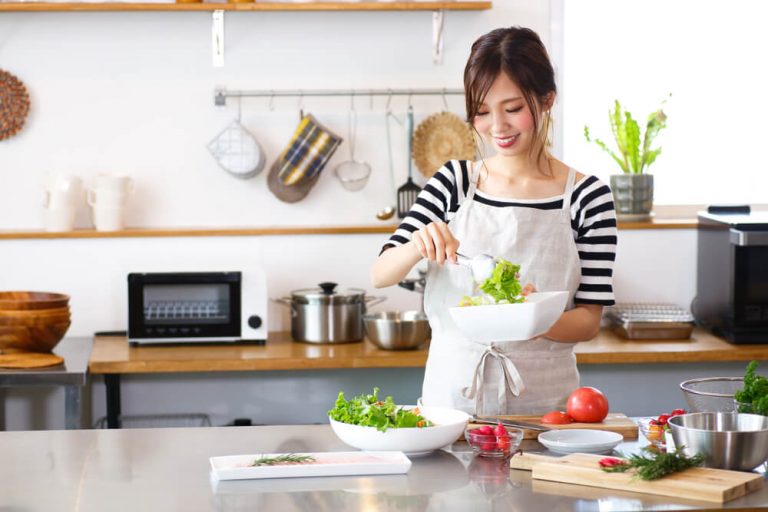 料理をする若い女性