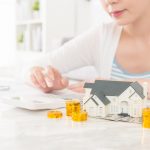 電卓を叩く女性