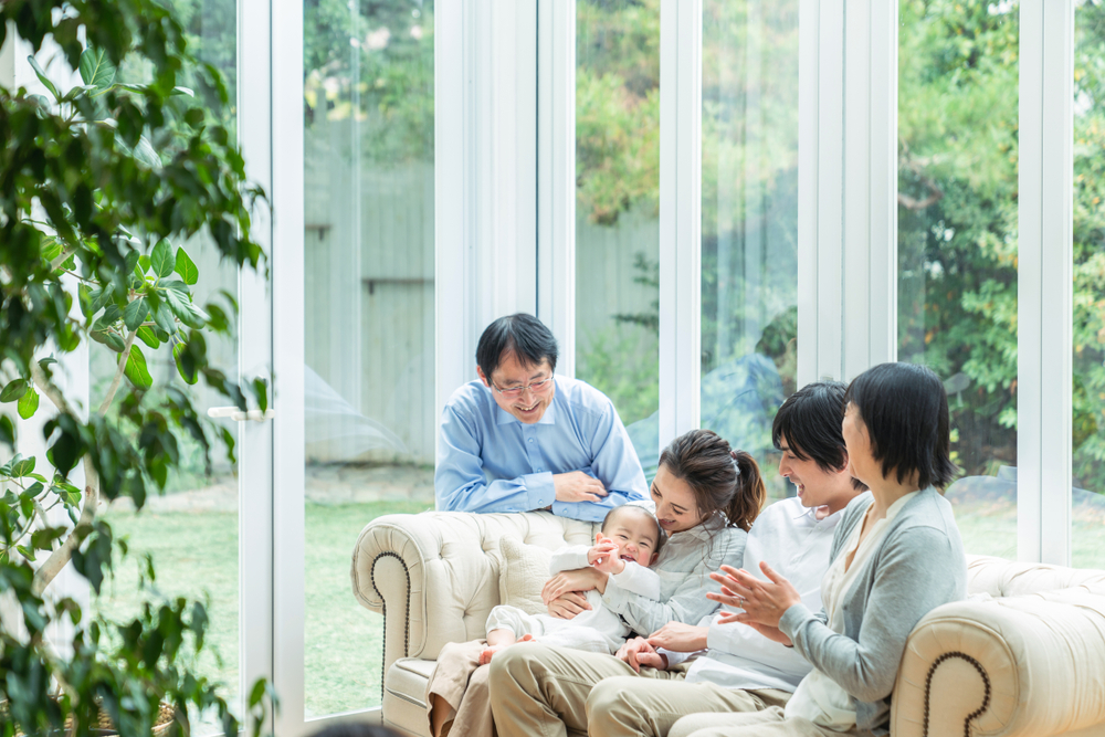 窓のある部屋で幸せそうに過ごす家族