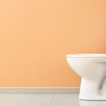 トイレとオレンジの壁