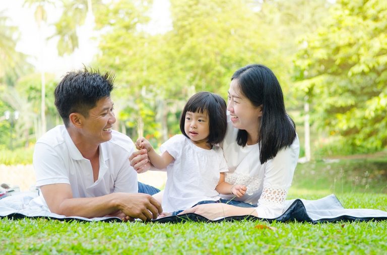 鶴見の住みやすさを解説。今まで以上に子育てしやすい街へ 芝生でくつろぐ家族