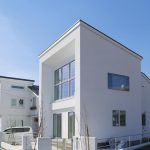 真っ白な外壁の家