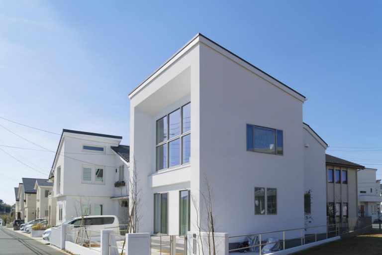 真っ白な外壁の家