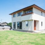 広い芝生がある家