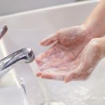 石鹸で手を洗う手元