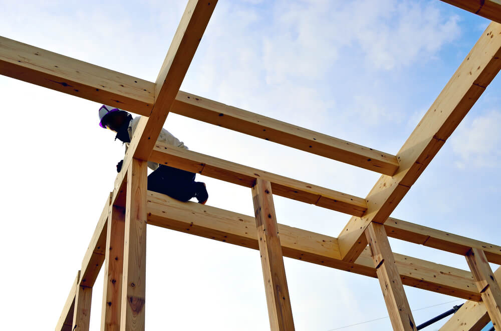 木造住宅を建てる大工