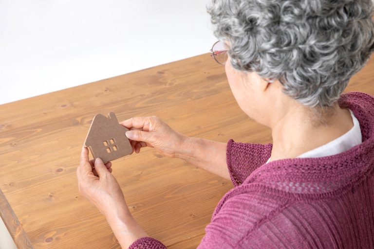 神奈川で高齢者が住みやすいおすすめの街! シニアが移住しやすい街とは 家の模型を眺める女性