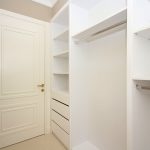 白を基調としたシューズクローク