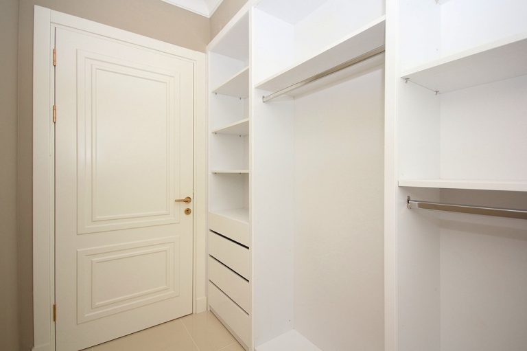 シューズクロークはいらない? 家族の暮らしに合った収納や間取りを考えよう 白を基調としたシューズクローク