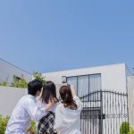 おしゃれな家を見学する家族