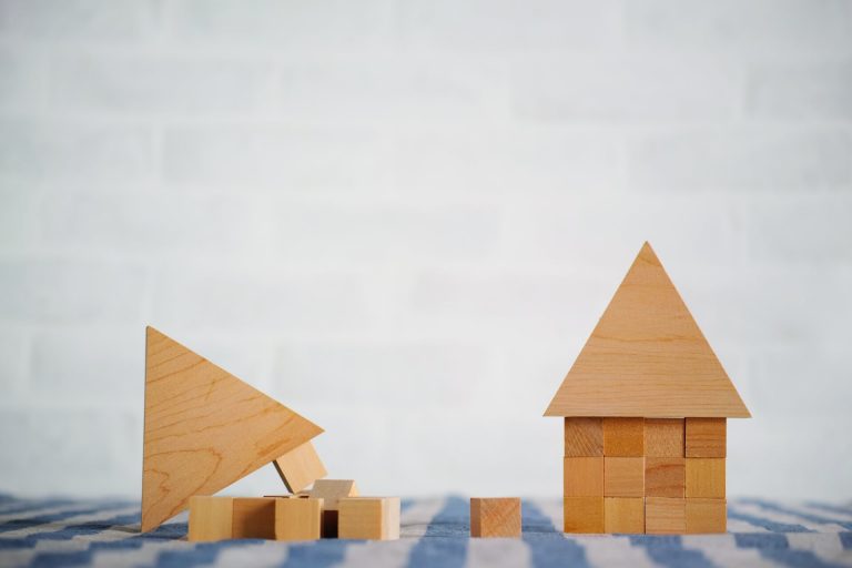 地震に強い家とは?構造や工法を理解して安心安全な住宅を建てよう 倒れた積み木の家