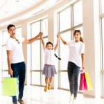 ショッピングを楽しむ家族