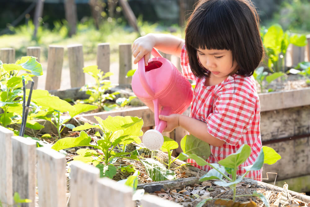 水やりをする子ども