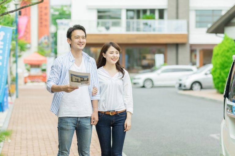 住宅展示場に来場したカップル