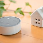 ：スマートスピーカーと家の置物