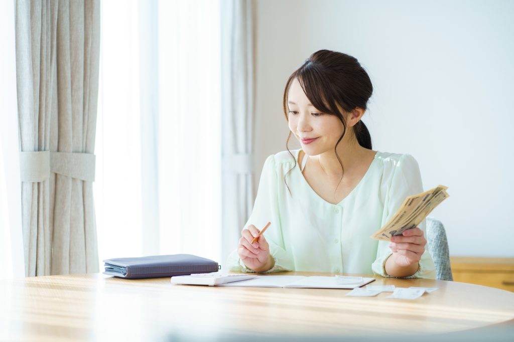 現金を持って計算する女性