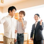 若い夫婦と営業担当者