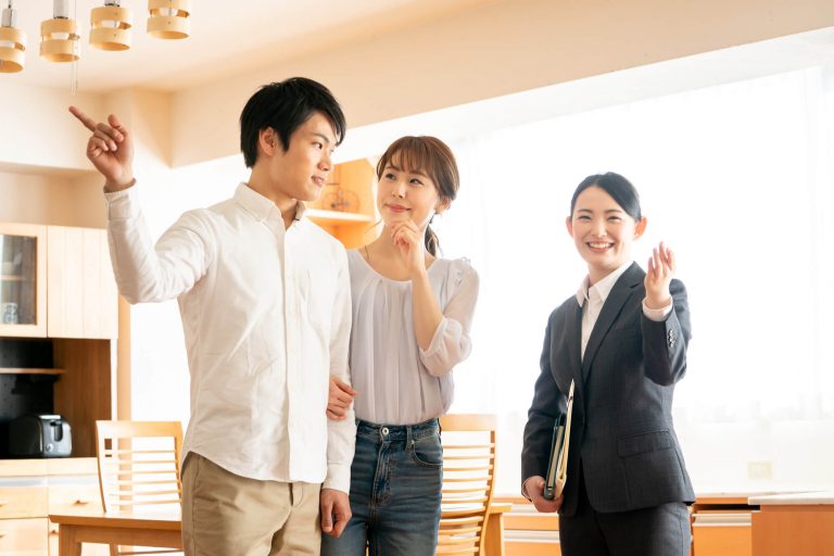 若い夫婦と営業担当者