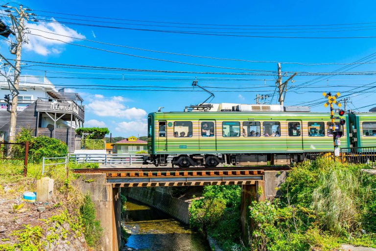 江ノ電が走る街並み