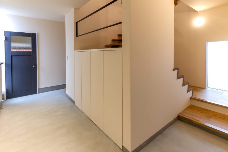 広い土間と低い階段がある玄関