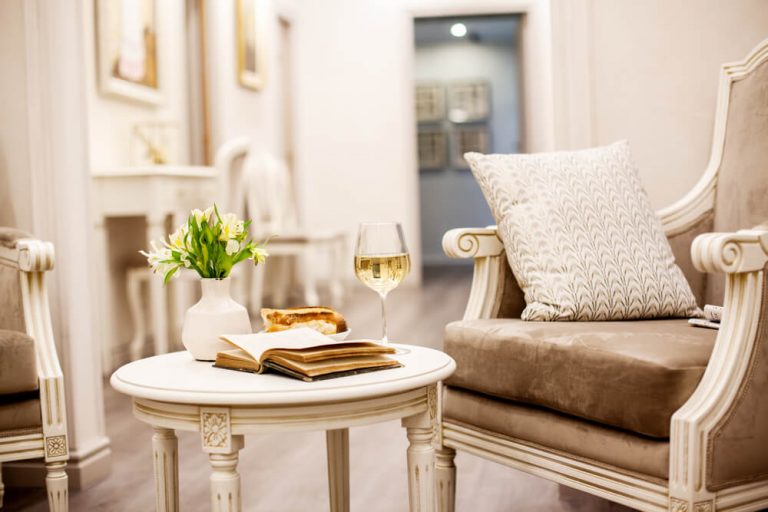 白で統一されたフレンチスタイルの部屋