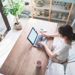 おしゃれな飾り棚があるホームオフィス