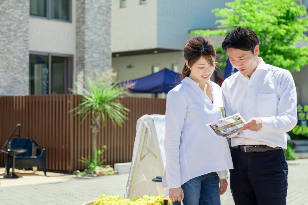 住宅展示場を巡る夫婦