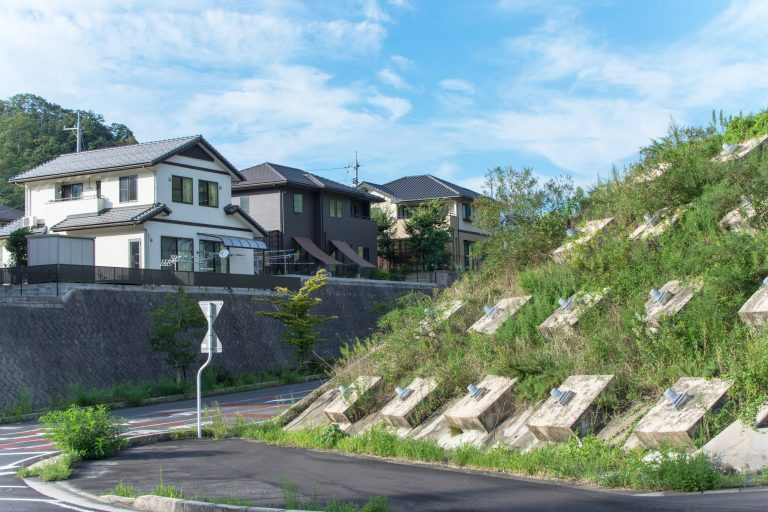 【住宅購入の基礎知識】擁壁とは？ 種類や工事費用、補助金も解説