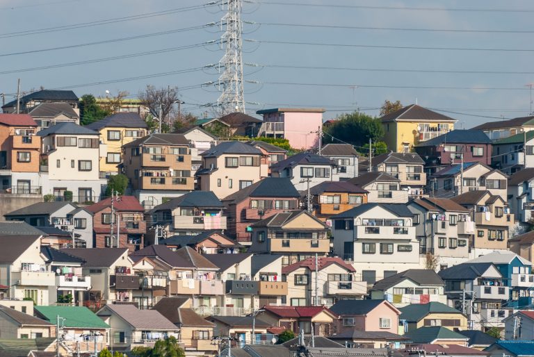 傾斜地は活用できる? 住宅を建てるメリットと注意点を解説 傾斜地は活用できる? 住宅を建てるメリットと注意点を解説